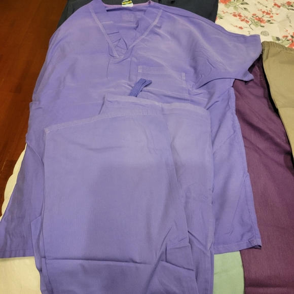 Scrubs a variety some mediums, large and xl - Picture 7 of 16